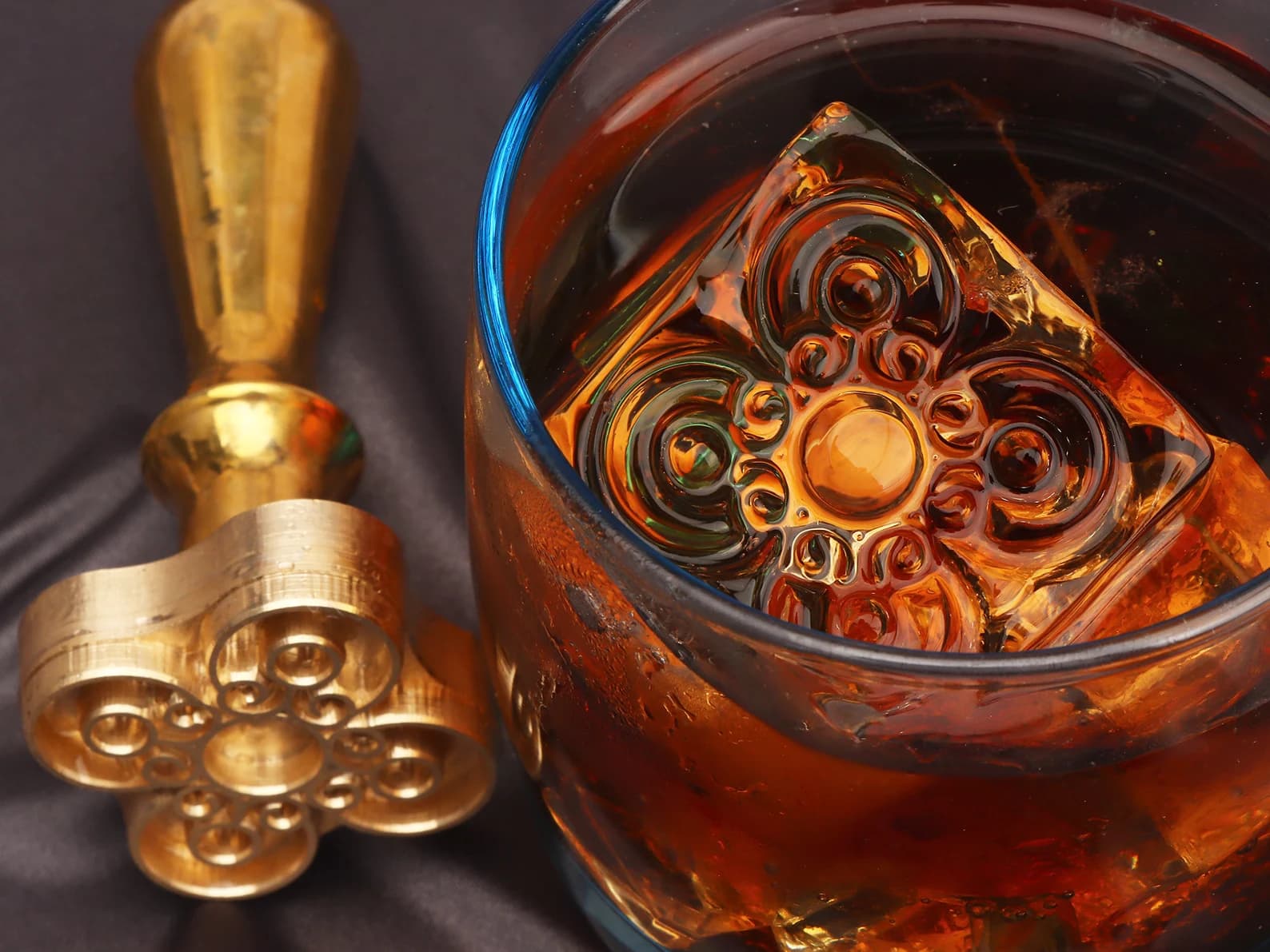 Crystal clear ice cubes